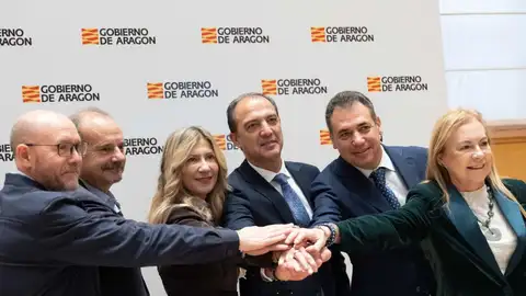 Pina, Arceiz, Vaquero, Bancalero, Tesier y Lorente tras la firma del acuerdo Pina, Arceiz, Vaquero, Bancalero, Tesier y Lorente tras la firma del acuerdo