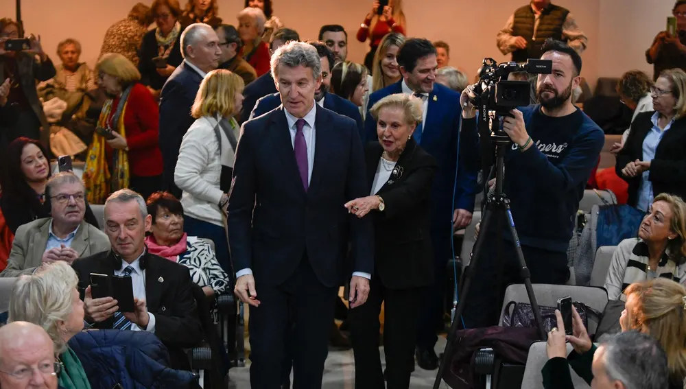 Núñez Feijóo junto a la vicepresidenta de la Unión Europea de Mayores, Carmen Quintanilla Núñez Feijóo junto a la vicepresidenta de la Unión Europea de Mayores, Carmen Quintanilla