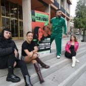 Cintia Bustos en el centro junto a artistas cordobeses