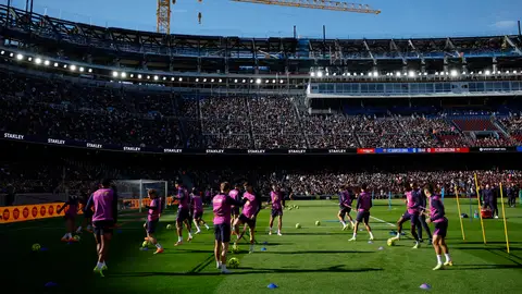 El Barça regresa al Camp Nou en un entrenamiento con 23.000 aficionados El Barça regresa al Camp Nou en un entrenamiento con 23.000 aficionados