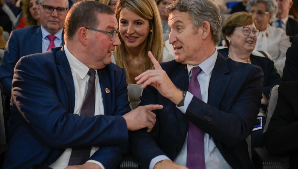 El presidente de ESU, Stefaan Vercamer, y el presidente del PP, Alberto Núñez Feijóo, durante la clausura del Congreso de la Unión Europea de Mayores