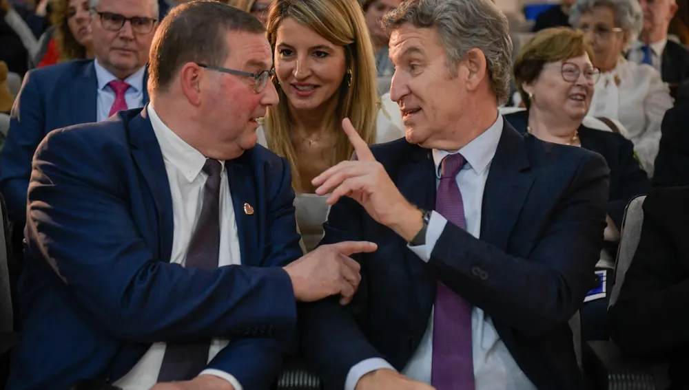 El presidente de ESU, Stefaan Vercamer, y el presidente del PP, Alberto Núñez Feijóo, durante la clausura del Congreso de la Unión Europea de Mayores El presidente de ESU, Stefaan Vercamer, y el presidente del PP, Alberto Núñez Feijóo, durante la clausura del Congreso de la Unión Europea de Mayores