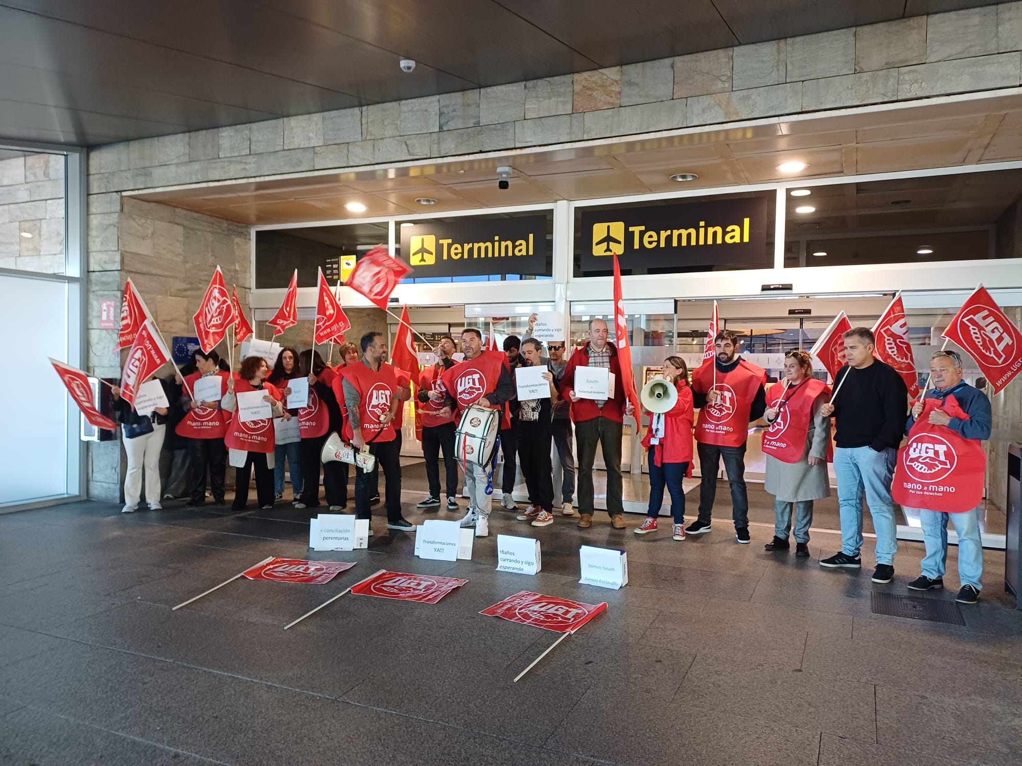 Suspendida temporalmente la huelga del personal de tierra del aeropuerto de Alvedro Suspendida temporalmente la huelga del personal de tierra del aeropuerto de Alvedro