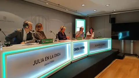Julia en la Onda desde el Palau Robert Julia en la Onda desde el Palau Robert