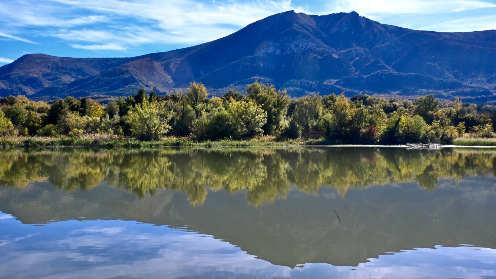 Navegar por un fiordo en Burgos, el nuevo destino turístico de Castilla y León Navegar por un fiordo en Burgos, el nuevo destino turístico de Castilla y León