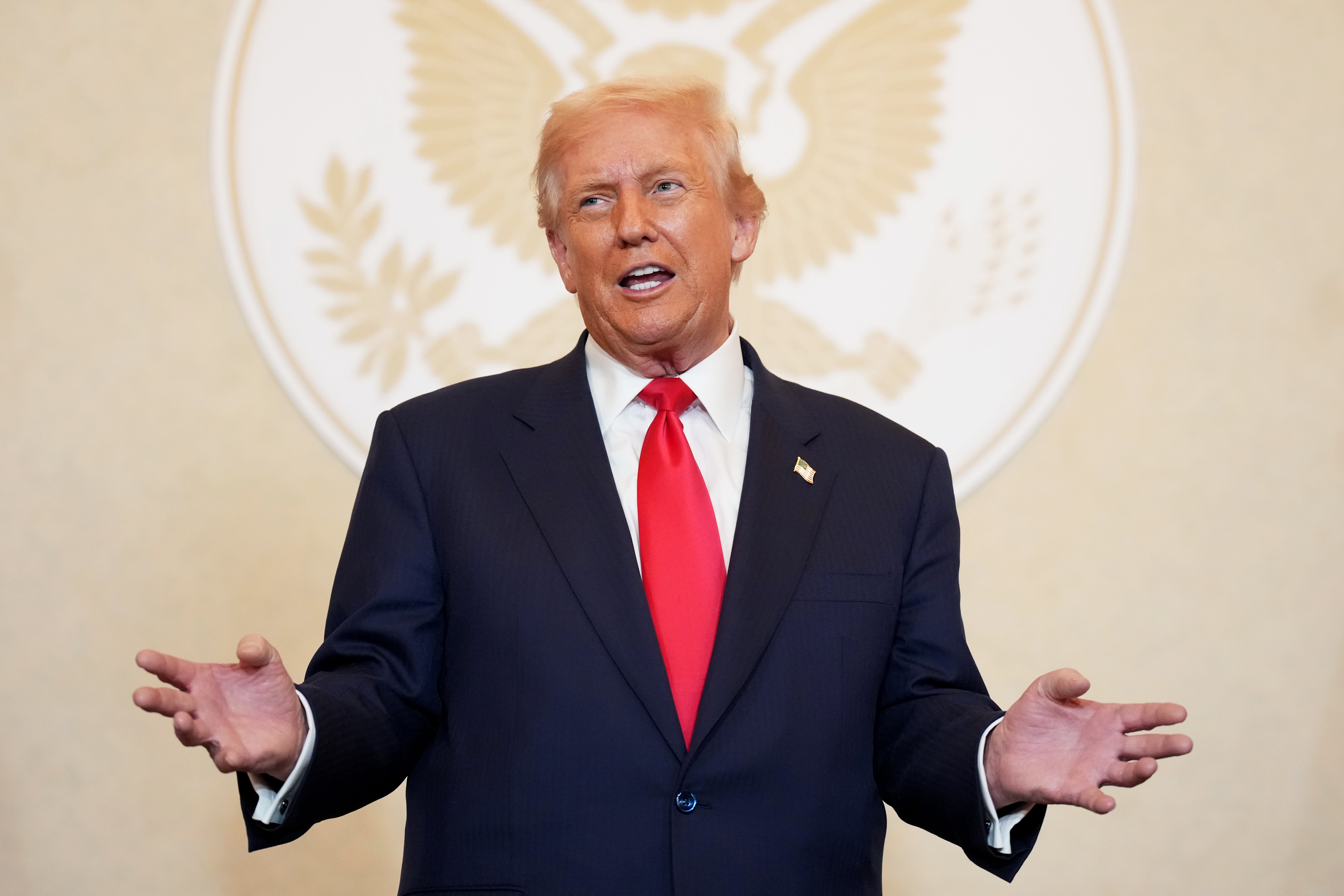 Trump habla durante una reunión con líderes empresariales en la residencia del embajador de Estados Unidos Trump habla durante una reunión con líderes empresariales en la residencia del embajador de Estados Unidos