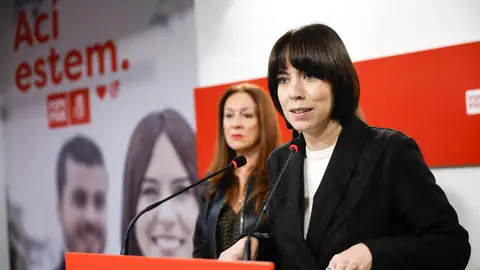 La ministra de Ciencia, Innovación y Universidades y secretaria general del PSPV-PSOE, Diana Morant, atiende a los medios de comunicación, este sábado en Valencia. El PSOE rechaza las negociaciones PP-Vox en Valencia y exige elecciones como "única salida posible"