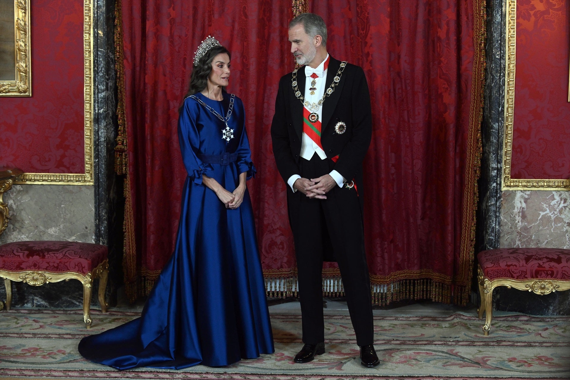 Los Reyes, Don Felipe y Doña Letizia, durante la cena de gala en honor al Sultán de Omán Los Reyes, Don Felipe y Doña Letizia, durante la cena de gala en honor al Sultán de Omán