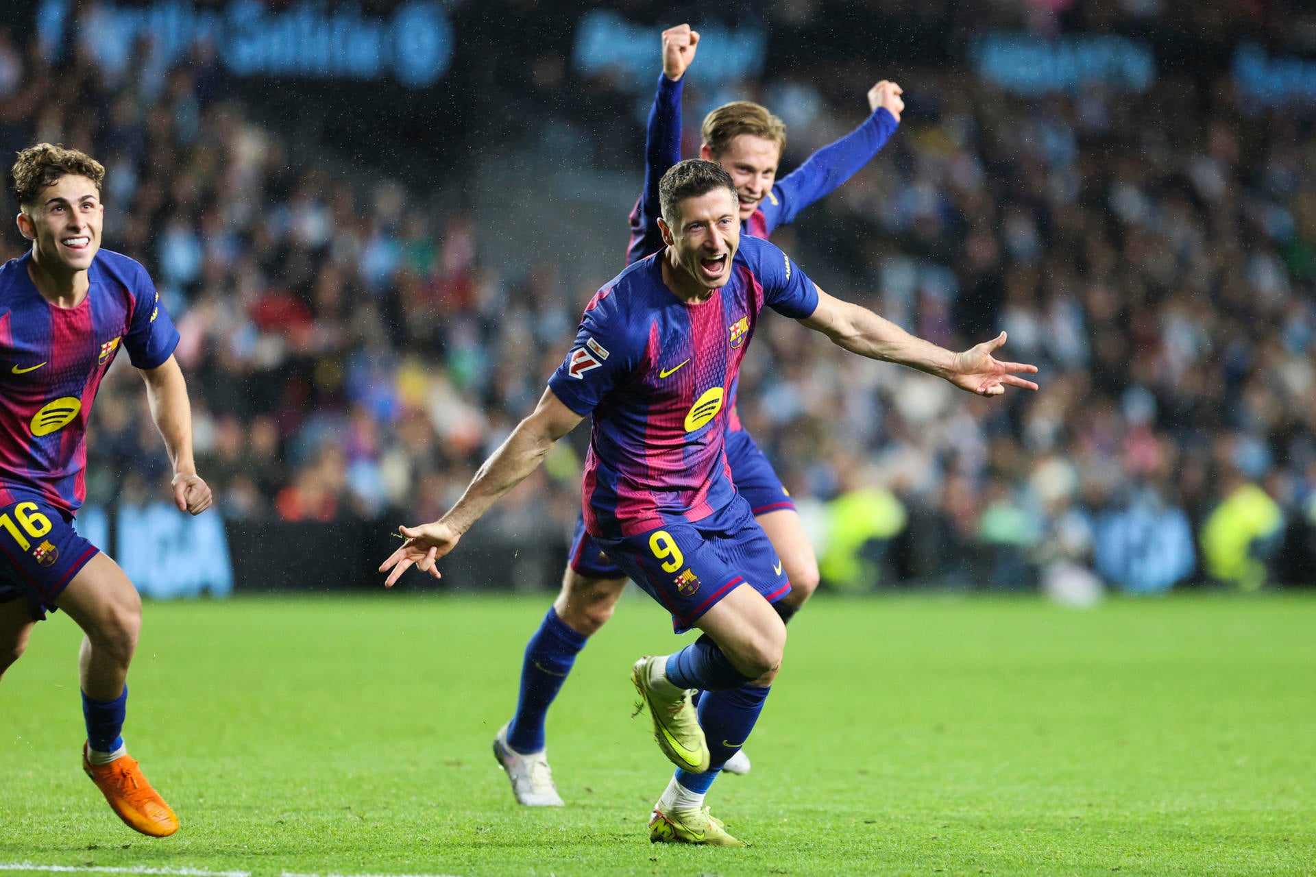 El delantero polaco del FC Barcelona, Robert Lewandowski, celebra el cuarto gol de su equipo El delantero polaco del FC Barcelona, Robert Lewandowski, celebra el cuarto gol de su equipo