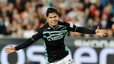 El delantero colombiano del Betis, Cucho Hernández, celebra el primer gol del equipo bético durante el partido de la jornada 12 de LaLiga EA Sports que Valencia CF y Real Betis disputaron en el Estadio de Mestalla El delantero colombiano del Betis, Cucho Hernández, celebra el primer gol del equipo bético durante el partido de la jornada 12 de LaLiga EA Sports que Valencia CF y Real Betis disputaron en el Estadio de Mestalla