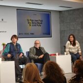 Tres víctimes d'accidents de trànsit participant en una taula rodona