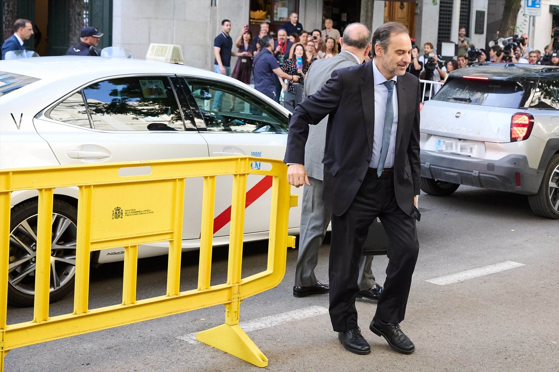 Ábalos pide ser acusación contra Leire Díez por tratar de influir en su defensa para "evitar perjuicios al Gobierno" Ábalos pide ser acusación contra Leire Díez por tratar de influir en su defensa para "evitar perjuicios al Gobierno"