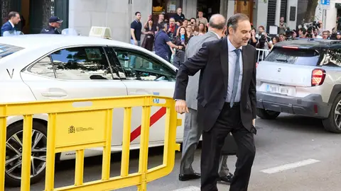Ábalos pide ser acusación contra Leire Díez por tratar de influir en su defensa para "evitar perjuicios al Gobierno" Ábalos pide ser acusación contra Leire Díez por tratar de influir en su defensa para "evitar perjuicios al Gobierno"