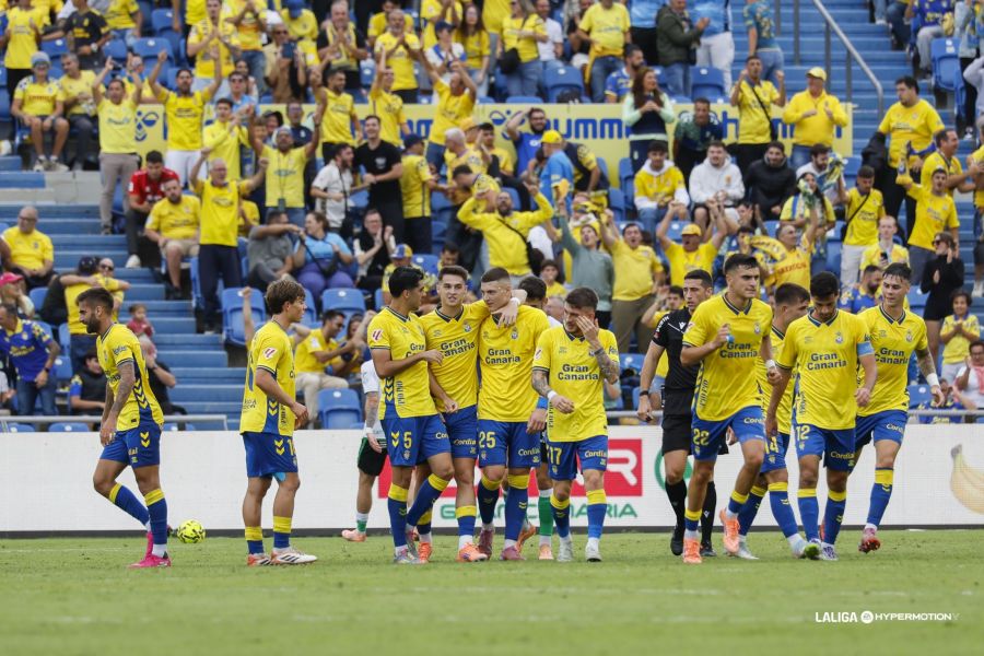 Jugadores de Las Palmas celebran un gol al Racing de Santander Jugadores de Las Palmas celebran un gol al Racing de Santander