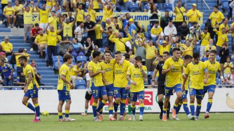 Jugadores de Las Palmas celebran un gol al Racing de Santander 