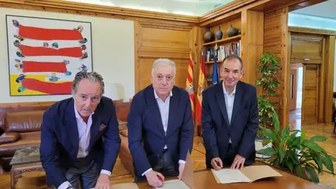 López junto al gerente de Aragón Plataforma Logística, Pedro Sas (izquierda) y el presidente de la asociación empresarial de Plaza, Ángel Adiego López junto al gerente de Aragón Plataforma Logística, Pedro Sas (izquierda) y el presidente de la asociación empresarial de Plaza, Ángel Adiego