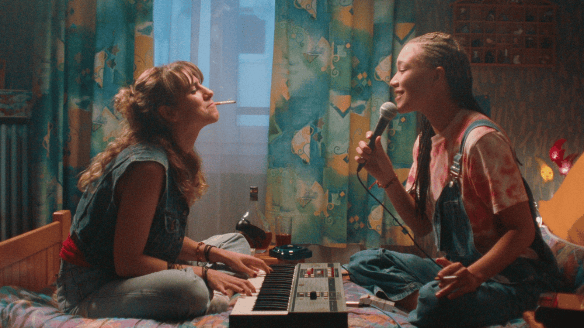 "The assistant" y "Stereo Girls" "The assistant" y "Stereo Girls"
