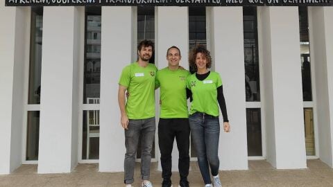 Carlos Gómez junto a su equipo y el nuevo lema del CEIP Cervantes Carlos Gómez junto a su equipo y el nuevo lema del CEIP Cervantes
