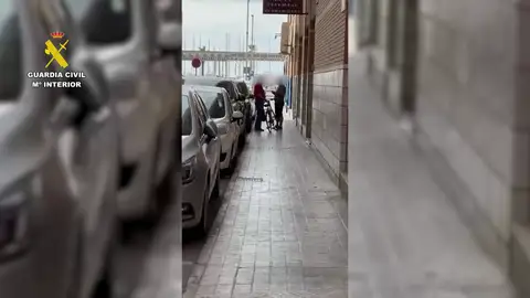 Un agente de la Guardia Civil fuera de servicio frustra un robo en Santa Pola por el método del 'cogotero'. Un agente de la Guardia Civil fuera de servicio frustra un robo en Santa Pola por el método del 'cogotero'.