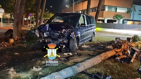 Estado del vehículo en el que viajaba Cayetano Rivera tras chocar contra una palmera en una rotonda cerca de Montequinto. Estado del vehículo en el que viajaba Cayetano Rivera tras chocar contra una palmera en una rotonda cerca de Montequinto.