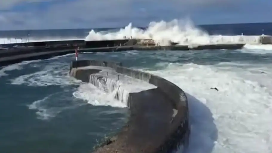 Imagen del vídeo que refleja el oleaje que arroja al mar a varios turistas en Puerto de La Cruz Imagen del vídeo que refleja el oleaje que arroja al mar a varios turistas en Puerto de La Cruz