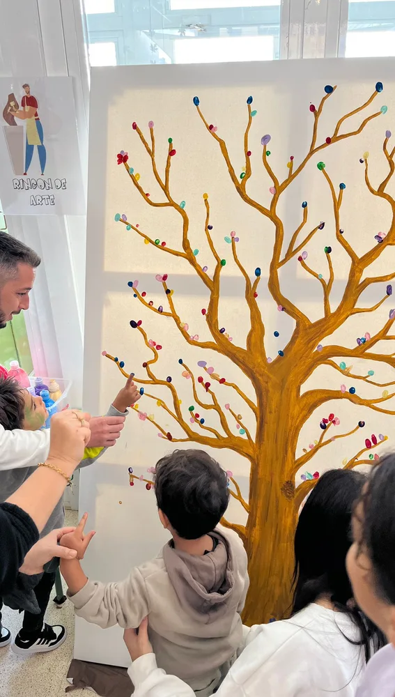 Uno de los momentos más emotivos fue este árbol donde dejar la huella Uno de los momentos más emotivos fue este árbol donde dejar la huella