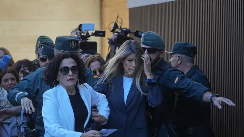 La periodista Maribel Vilaplana (d) a su llegada a los Juzgados de Catarroja, a 3 de noviembre de 2025 La periodista Maribel Vilaplana (d) a su llegada a los Juzgados de Catarroja, a 3 de noviembre de 2025
