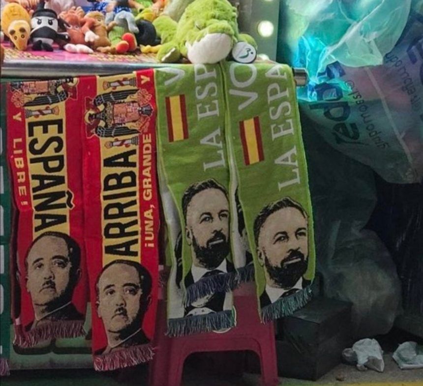 Polémica en la Feria de Castelló por un puesto que reparte bufandas con lemas franquistas Polémica en la Feria de Castelló por un puesto que reparte bufandas con lemas franquistas