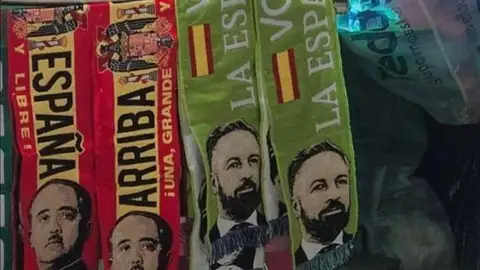 Polémica en la Feria de Castelló por un puesto que reparte bufandas con lemas franquistas Polémica en la Feria de Castelló por un puesto que reparte bufandas con lemas franquistas