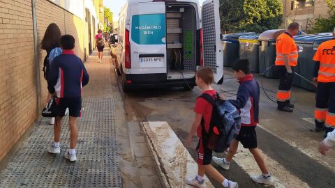 Archivo - Imagen de archivo de alumnos de la pedan&iacute;a de Castellar-l'Oliveral, una de las de la ciudad de Val&egrave;ncia afectadas por la DANA. 