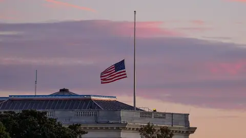 Foto de archivo de las banderas estadounidenses en las oficinas de la Cámara de Representantes y del Senado en Washington D. C. El Senado de EEUU aprueba la propuesta para reabrir el Gobierno gracias a la división de los demócratas