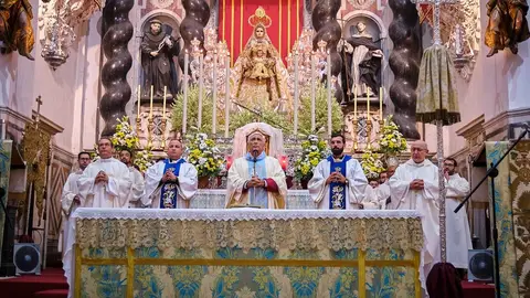 El obispo de Cádiz, en el centro de la imagen, oficiando una celebración el día de la Patrona de Cádiz el pasado mes de octubre. Qué pasa con el Obispo de Cádiz: acusado de pederastia cuando era sacerdote en Getafe
