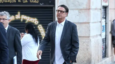 El dueño del Medusa Beach, a su llegada a los juzgados. El dueño del Medusa Beach, a su llegada a los juzgados.