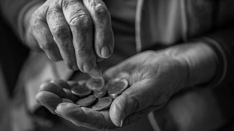 Una imatge que explica la pobresa entre la gent gran tot i cobrar pensions per jubilaci&oacute;