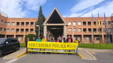 Los sindicatos se han concentrado a las puertas de la Consellería de Educación. Los sindicatos se han concentrado a las puertas de la Consellería de Educación.