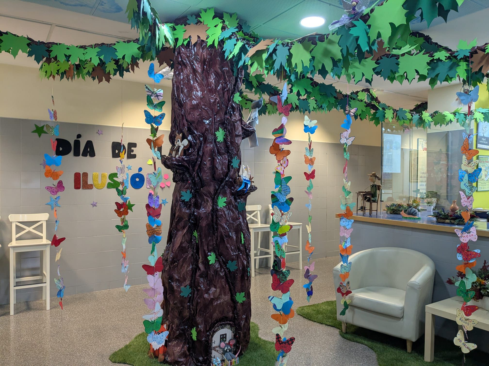 El Colegio Público de Hurchillo inaugura el Árbol de la Ilusión y señaliza el centro con lenguaje Braille en colaboración con la ONCE El Colegio Público de Hurchillo inaugura el Árbol de la Ilusión y señaliza el centro con lenguaje Braille en colaboración con la ONCE