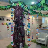 El Colegio Público de Hurchillo inaugura el Árbol de la Ilusión y señaliza el centro con lenguaje Braille en colaboración con la ONCE