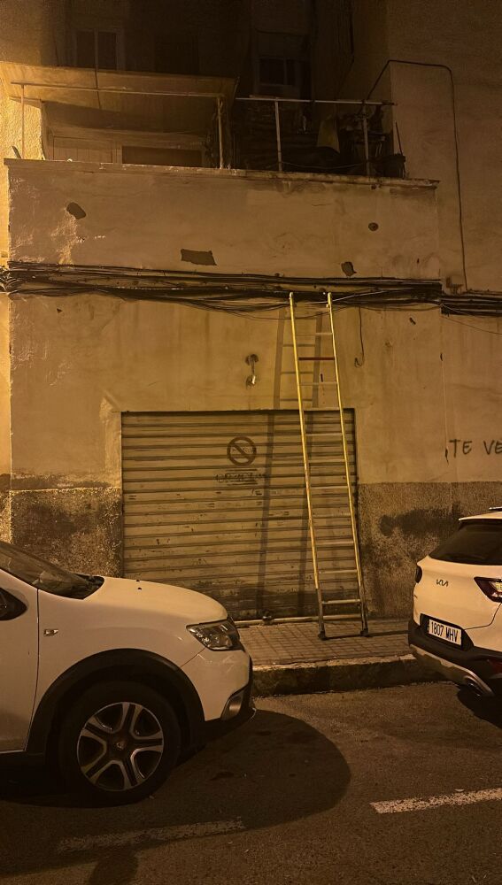 Una escalera en la fachada de uno de los edificios desalojados en Elche en los que se temen okupaciones.