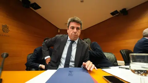 El presidente de la Generalitat Valenciana en funciones, Carlos Mazón, durante su comparecencia ante la Comisión de la dana de Les Corts Valencianes El presidente de la Generalitat Valenciana en funciones, Carlos Mazón, durante su comparecencia ante la Comisión de la dana de Les Corts Valencianes