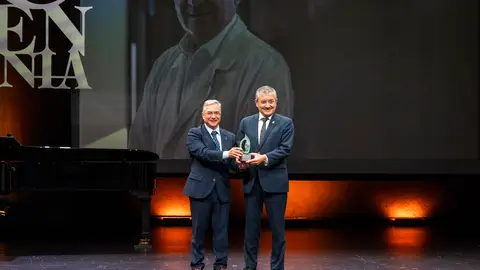 Luis Menor: “Sentimos orgullo de contar cun ourensán que rescata vidas desde a investigación médica” Luis Menor: “Sentimos orgullo de contar cun ourensán que rescata vidas desde a investigación médica”