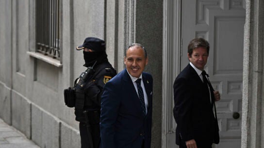  El decano del Colegio de la Abogac&iacute;a de Madrid, Eugenio Rib&oacute;n (i), a su llegada al Tribunal Supremo/ EFE/ Fernando Villar