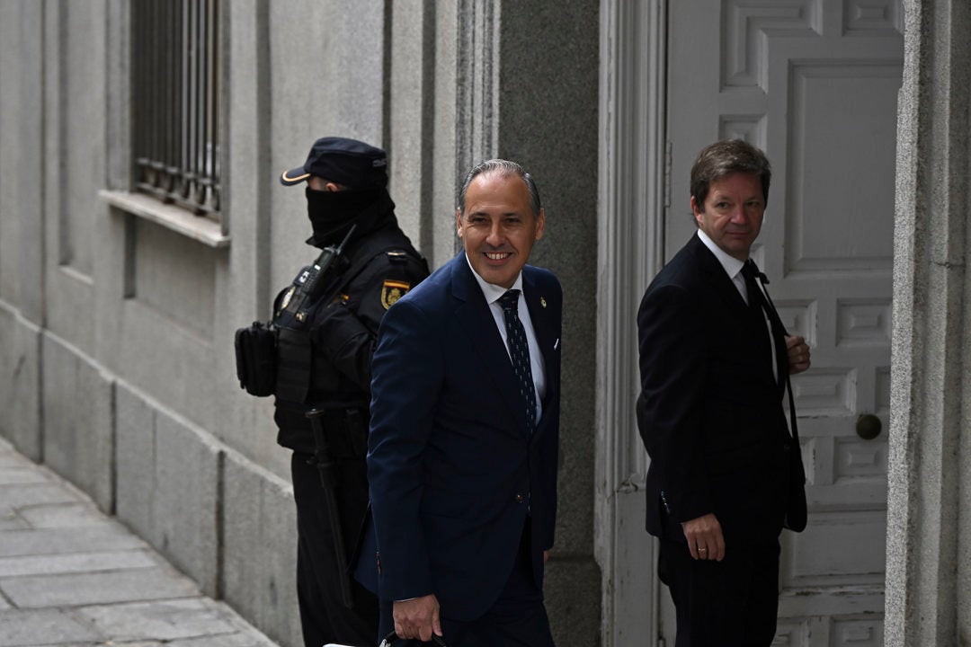 El decano del Colegio de la Abogacía de Madrid: "Si se quisiera desmentir una información, no era preciso revelar los correos del novio de Ayuso" El decano del Colegio de la Abogacía de Madrid: "Si se quisiera desmentir una información, no era preciso revelar los correos del novio de Ayuso"