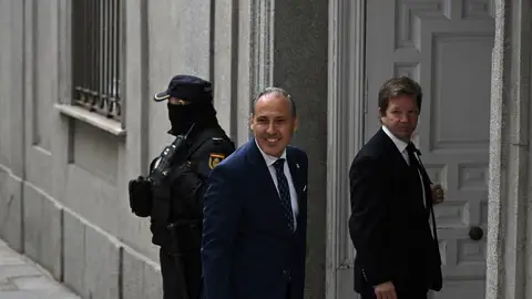 El decano del Colegio de la Abogacía de Madrid, Eugenio Ribón (i), a su llegada al Tribunal Supremo El decano del Colegio de la Abogacía de Madrid, Eugenio Ribón (i), a su llegada al Tribunal Supremo/ EFE/ Fernando Villar