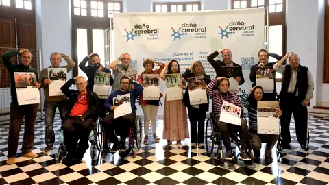 Presentación del calendario junto a miembros de la asociación Presentación del calendario junto a miembros de la asociación