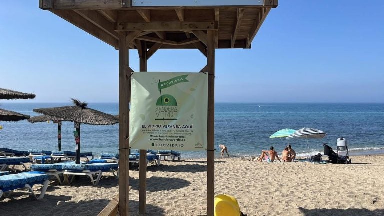 Ecovidrio, Paisaje Limpio y 120 alumnos del IES Sierra de Mijas participan en la limpieza de la Playa del Chaparral de Mijas Ecovidrio, Paisaje Limpio y 120 alumnos del IES Sierra de Mijas participan en la limpieza de la Playa del Chaparral de Mijas