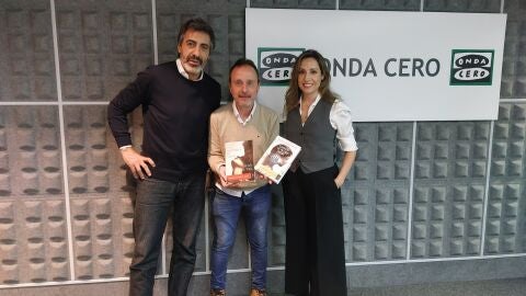 Juan del Val, ganador del Premio Planeta con "Vera, una historia de amor" y la compostelana &Aacute;ngela Banzas, finalista del Premio Planeta con "Cuando el viento hable" presentan sus novelas en Onda Cero Santiago 