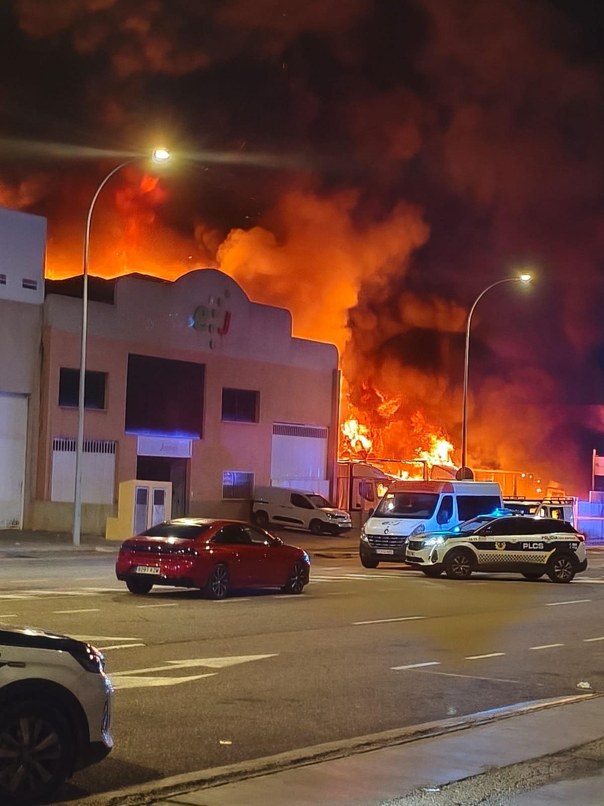 Varias empresas calcinadas en dos incendios en naves industriales de Almassora y Castellón Varias empresas calcinadas en dos incendios en naves industriales de Almassora y Castellón