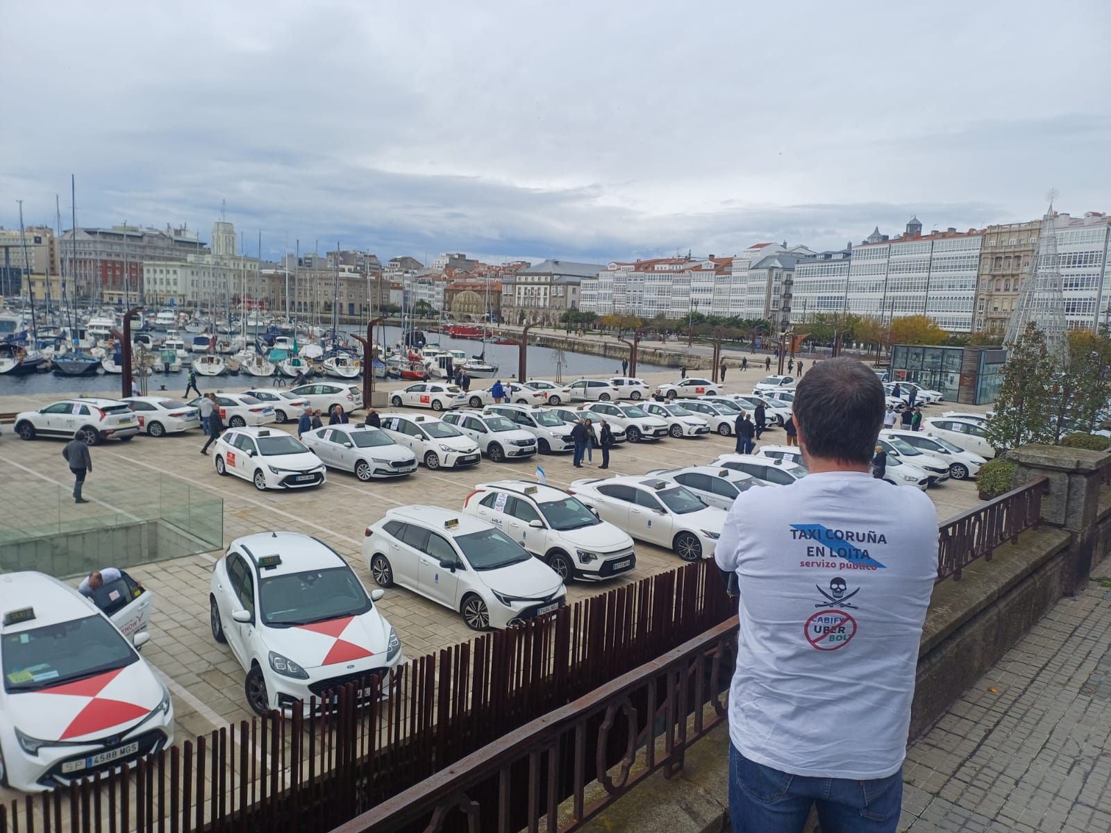Más de 120 taxistas, algunos de ellos venidos de Culleredo y de Vigo, secundan la protesta por las calles de A Coruña Más de 120 taxistas, algunos de ellos venidos de Culleredo y de Vigo, secundan la protesta por las calles de A Coruña
