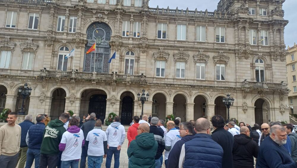 Taxistas protestando delante del Concello de A Coruña, en María Pita