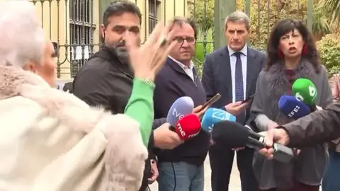 La ministra de Igualdad, increpada tras el último problema de las pulseras antimaltrato: "Es cómplice de los maltratadores" La ministra de Igualdad, increpada tras el último problema de las pulseras antimaltrato: "Es cómplice de los maltratadores"